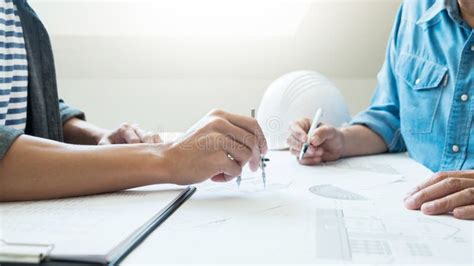 Ingeniero Que Discute Haciendo Frente Al Trabajo En El Proyecto Del