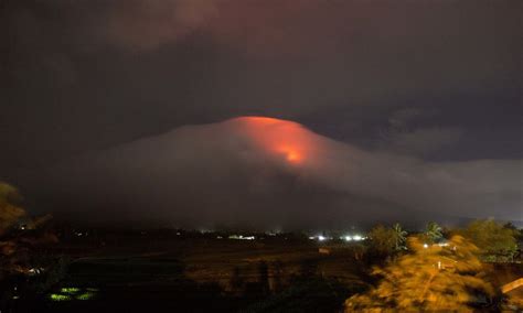 Der Vulkan brodelt schon Tausende flüchten auf den Philippinen vor Mayon