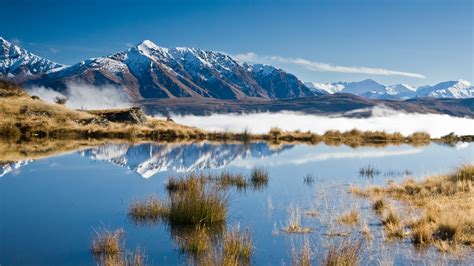 雪山湖倒影美景