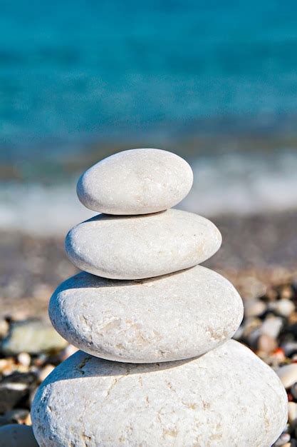 Piedras Zen Apiladas En La Playa Foto Premium