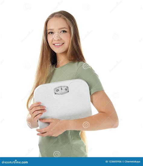 Mujer Joven Hermosa Con Las Escalas En El Fondo Blanco Foto De Archivo