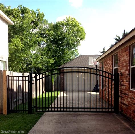 Arched Driveway Gate In Black Great Fence Driveway Gate Fence Gate