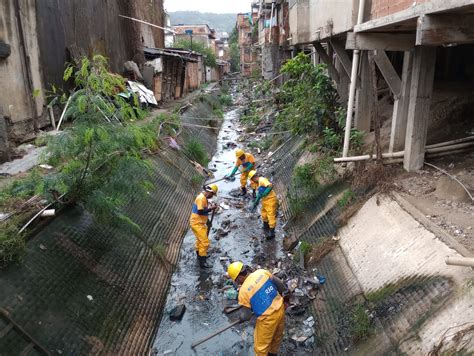 Fundação Rio Águas inicia limpeza em canal no Complexo do Alemão