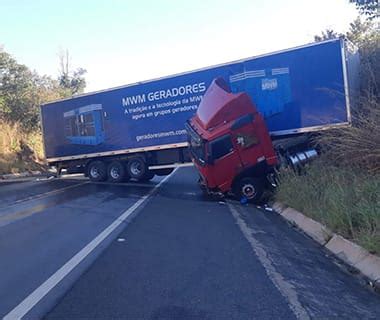 Semireboque fica atravessado na pista em acidente no Piauí