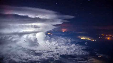 Incre Ble Foto De Una Tormenta A Pies Sobre El Oc Ano Pac Fico