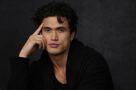 Charles Melton De May December Es Nombrado El Artista Revelación Del