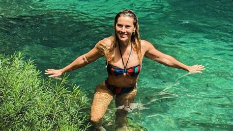 Foto Carolina Dieckmann exibe corpo definido em biquíni cintura alta