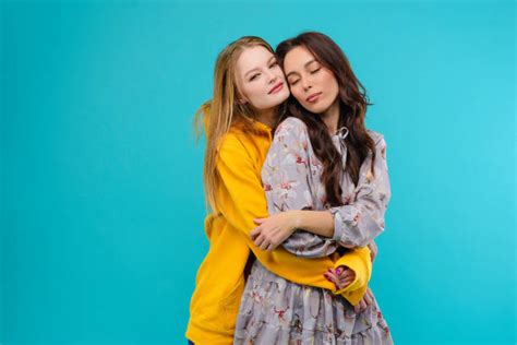 Fotos De Lesbian Kiss Banco De Fotos E Imágenes De Stock Istock