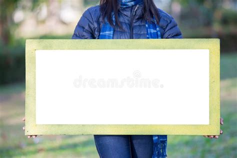 Retrato Da Jovem Mulher Que Guarda O Quadro Imagem De Stock Imagem De