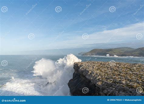 Enorme Tempestade Ondas Do Oceano Que Caem Em Terra E Penhascos Foto De