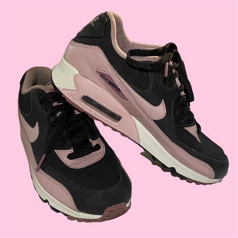 Nike Women's Black and Pink Trainers | Depop