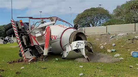 Caminhão betoneira tomba em viaduto e vai parar em canteiro em