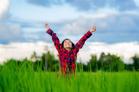 Los Ni Os Felices Se Levantan De La Mano Al Cielo Y Sonr En En El Campo