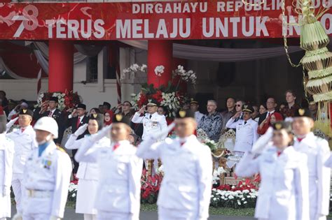 Peringati Hut Ke Ri Wali Kota Eri Cahyadi Serahkan Piagam