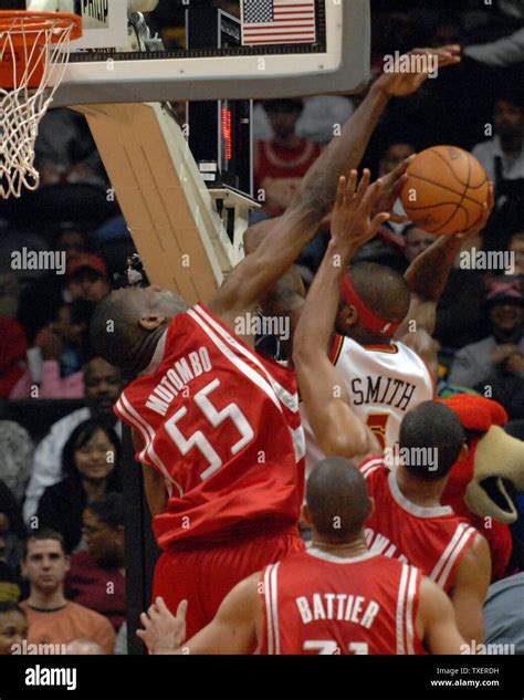 Dikembe mutombo hawks hi-res stock photography and images - Alamy