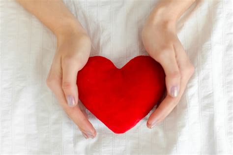 Corazón en las manos | Foto Premium
