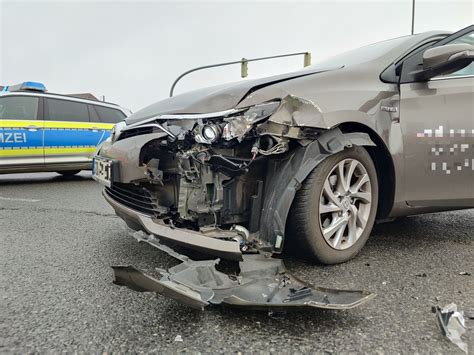 Pol Std Zwei Autofahrerinnen Bei Unfall Auf Der Bundesstra E In