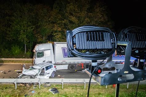 T Dlicher Frontalcrash Zwischen Pkw Und Lkw Auf Der B Im Erzgebirge