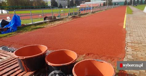 Nowa Nawierzchnia Na Stadionie Lekkoatletycznym W Sosnowcu Z Natrysku