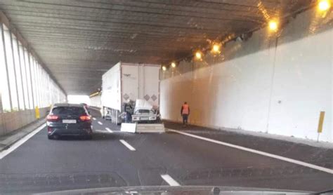 Caos Autostrade Tamponamento Tra Due Tir E Un Auto Un Ferito