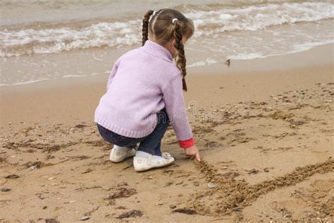 Fille Jouant Avec Le Sable Sur Le Bord De Mer Image Stock Image Du