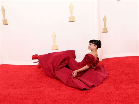 Liza Koshy Leva Tombo No Tapete Vermelho Do Oscar Veja O Momento Cnn