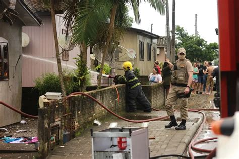 Fogo destrói casa e deixa família desabrigada no Santo Antônio