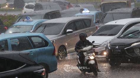 Peringatan Dini Cuaca Besok Kamis September Waspada Potensi