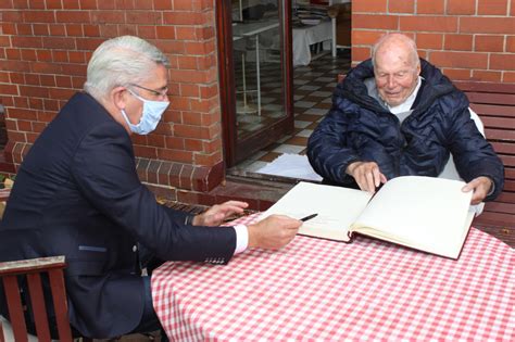 Gottfried Böhm trägt sich in Bergisch Gladbachs Goldenes Buch ein