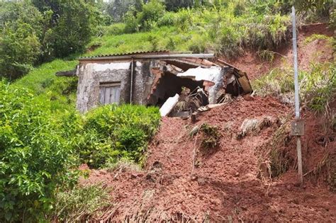 Chuva Forte Causa Deslizamento De Terra E Destrói Casas Barbacenamais Notícias De Barbacena