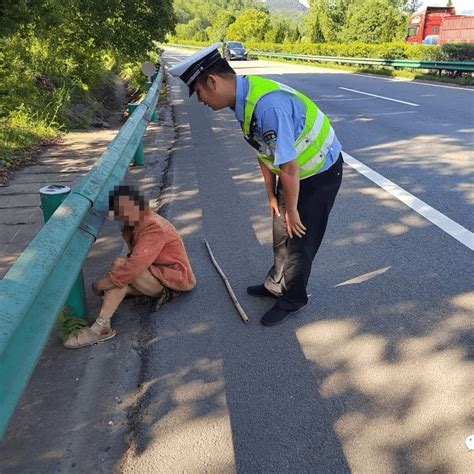 老人误上高速，宁强交警及时救助高速公路行人车辆