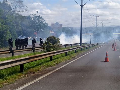 Nh Tropa De Choque Da Prf Entra Em Confronto Manifestantes Na Br