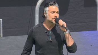 Jaime Camil Canta Himno De Estados Unidos En NASCAR Se Equivoca Grupo