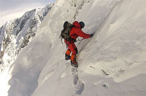 El Alpinista De A Os Carlos Soria Escalando Ayer El Espol N Que