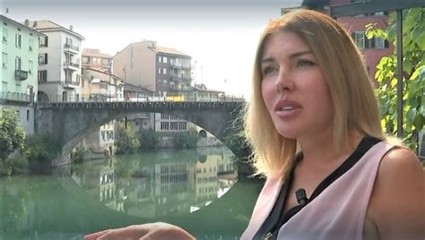 Anastasiia Zuevich Russa Di San Pietroburgo Si Tuffa Nel Fiume Brembo