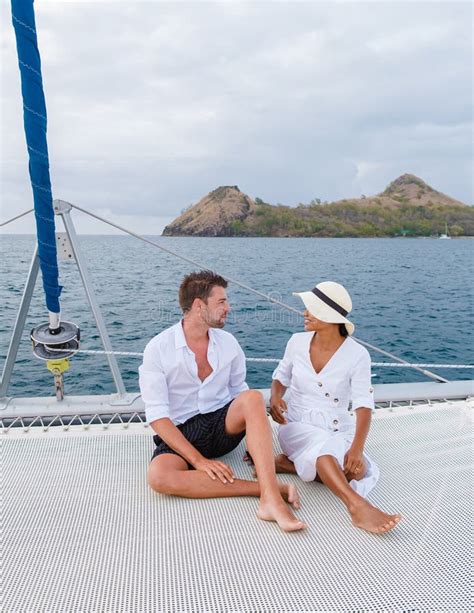 Pareja De Hombres Y Mujeres Viendo La Puesta De Sol Desde Un Barco De