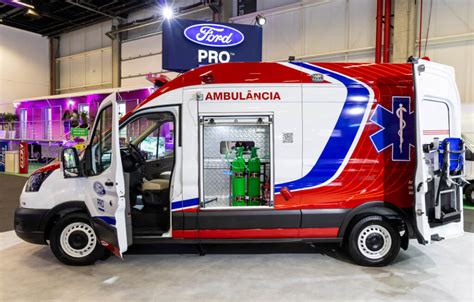 Ford Pro Exibe Transit Autom Tica Ambul Ncia Na Feira Hospitalar