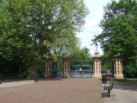 Victoria Park Gates Bethnal Green © Malc Mcdonald Cc By Sa20