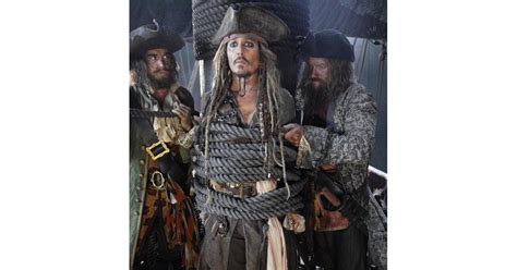 Pirates Des Cara Bes Johnny Depp Ligot Sur La Premi Re Photo