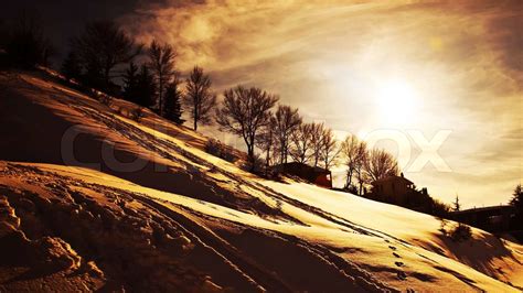 Vinter solnedgang smukke bjerge landskab landsby dækket med sne