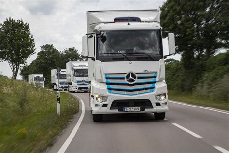 Mercedes dévoile le eActros son premier poids lourd électrique