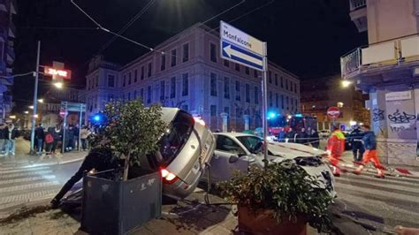 Mancata Precedenza Allincrocio Violento Scontro Fra Due Auto A