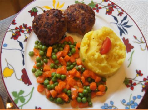 Rindfleisch Frikadellen Mit Erbsen Möhren Gemüse Und Kartoffelstampf