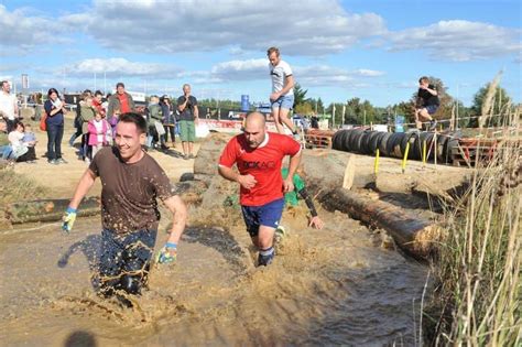 Sportler Waten Durch Matsch Und Ber Autod Cher