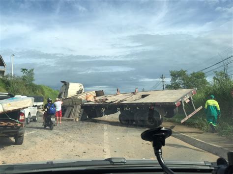 A Gazeta Carreta Tomba E Interdita Parcialmente Trecho Da BR 482 Em