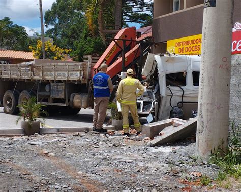 Motorista Morre Ap S Cabine Se Desprender E Caminh O Bater Em Muro Em