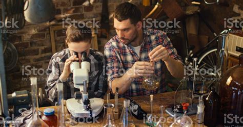 Padre E Hijo Están Haciendo Experimentos De Química Mientras Revisan El