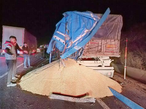 Konyada Yol Kenar Nda Bekleyen Tira Ba Ka Bir Tir Arpt Ki I