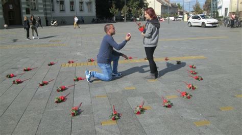 Pogledajte Dana Nju Prosidbu Na Trgu Slobode Video