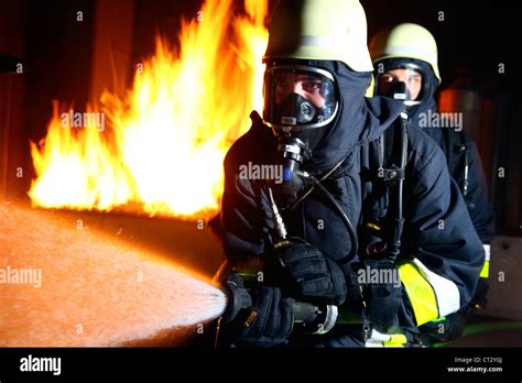 Feuerwehr Feuer M Nner Brandbek Mpfung Training Bei Einem Feuer